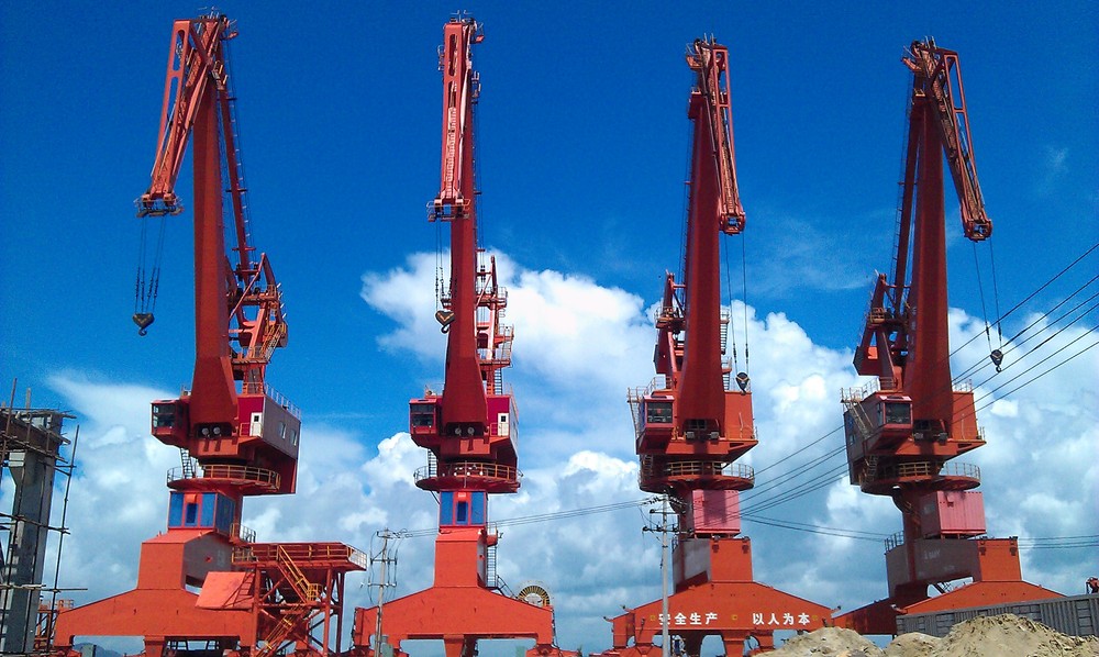 High quality 40ton grab bucket four link portal crane used in port seaside